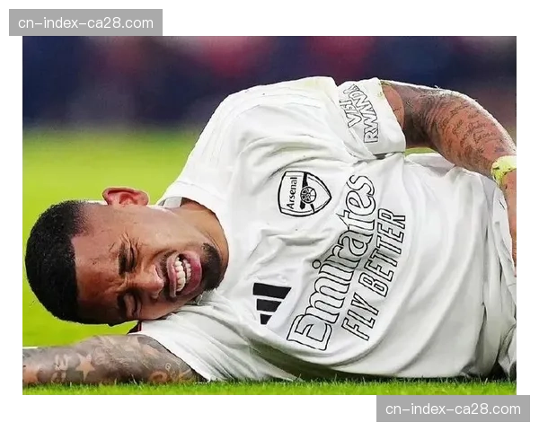 比赛因球员严重受伤中断超过十分钟，医疗团队紧急入场处置